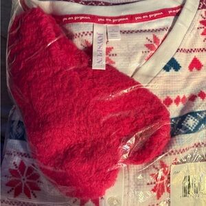 3X Joyspun Winter White Snowflake Pajamas with Socks